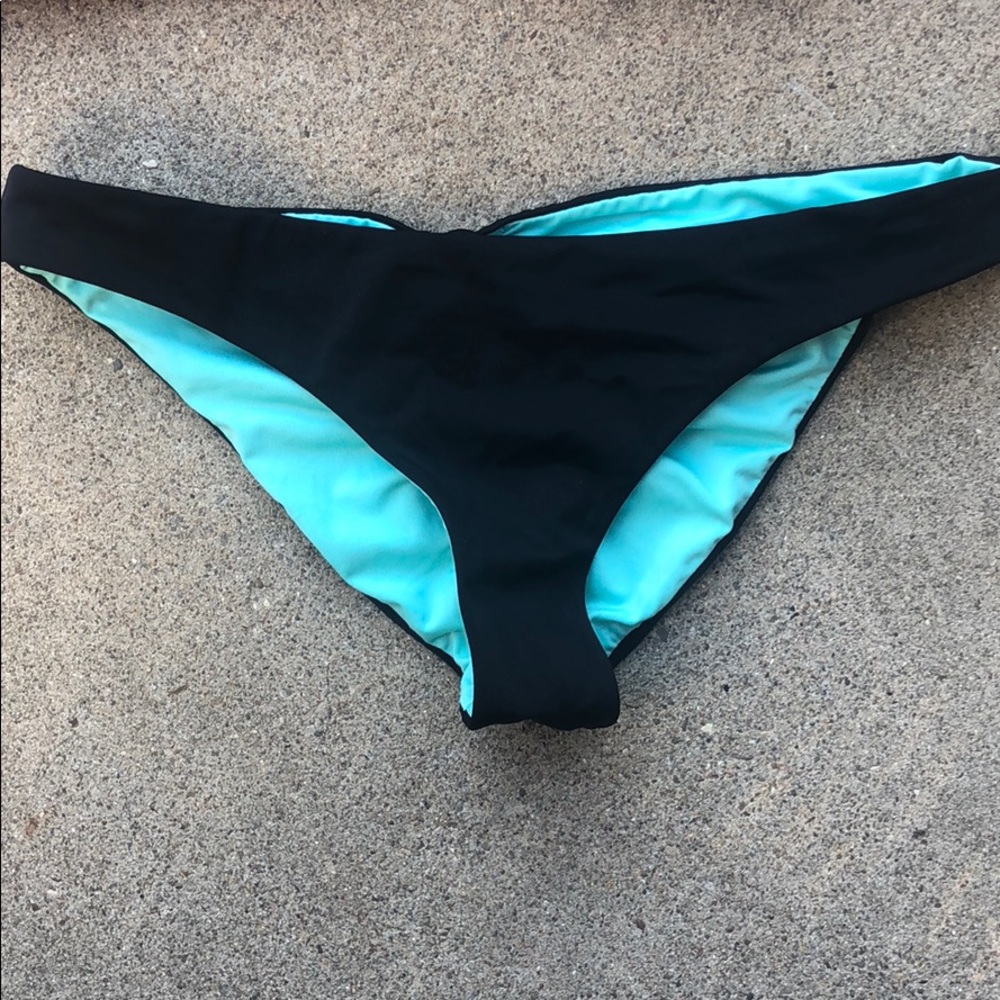 Bikini - Picture 3 of 4